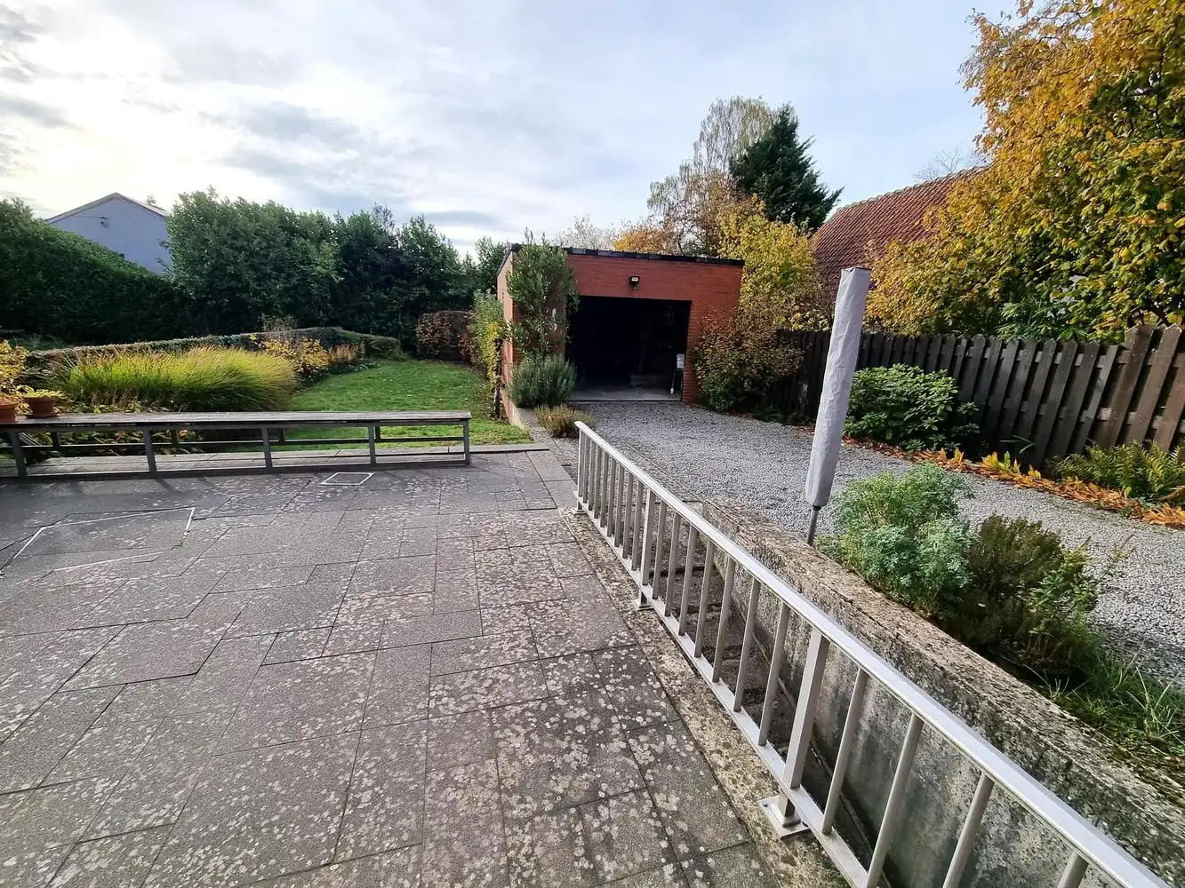Instapklare gezinswoning, grote slaapkamers, nieuwe keuken en badkamer met zuidgerichte tuin en garage foto 17