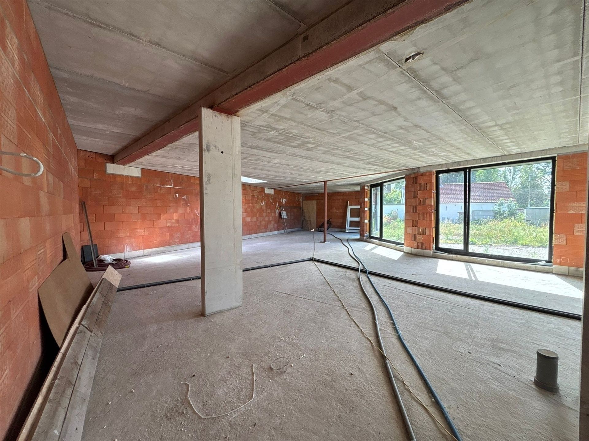 Nieuwbouw handelsruimte op commerciële liggen in het centrum! foto 14