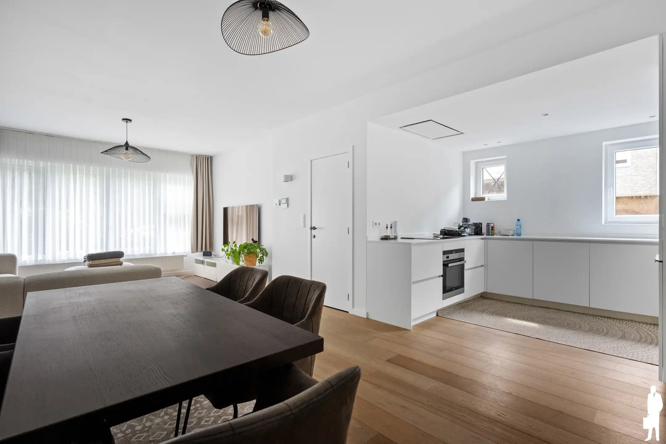 Lichtrijk gerenoveerd gelijkvloers appartement met garage  foto 4