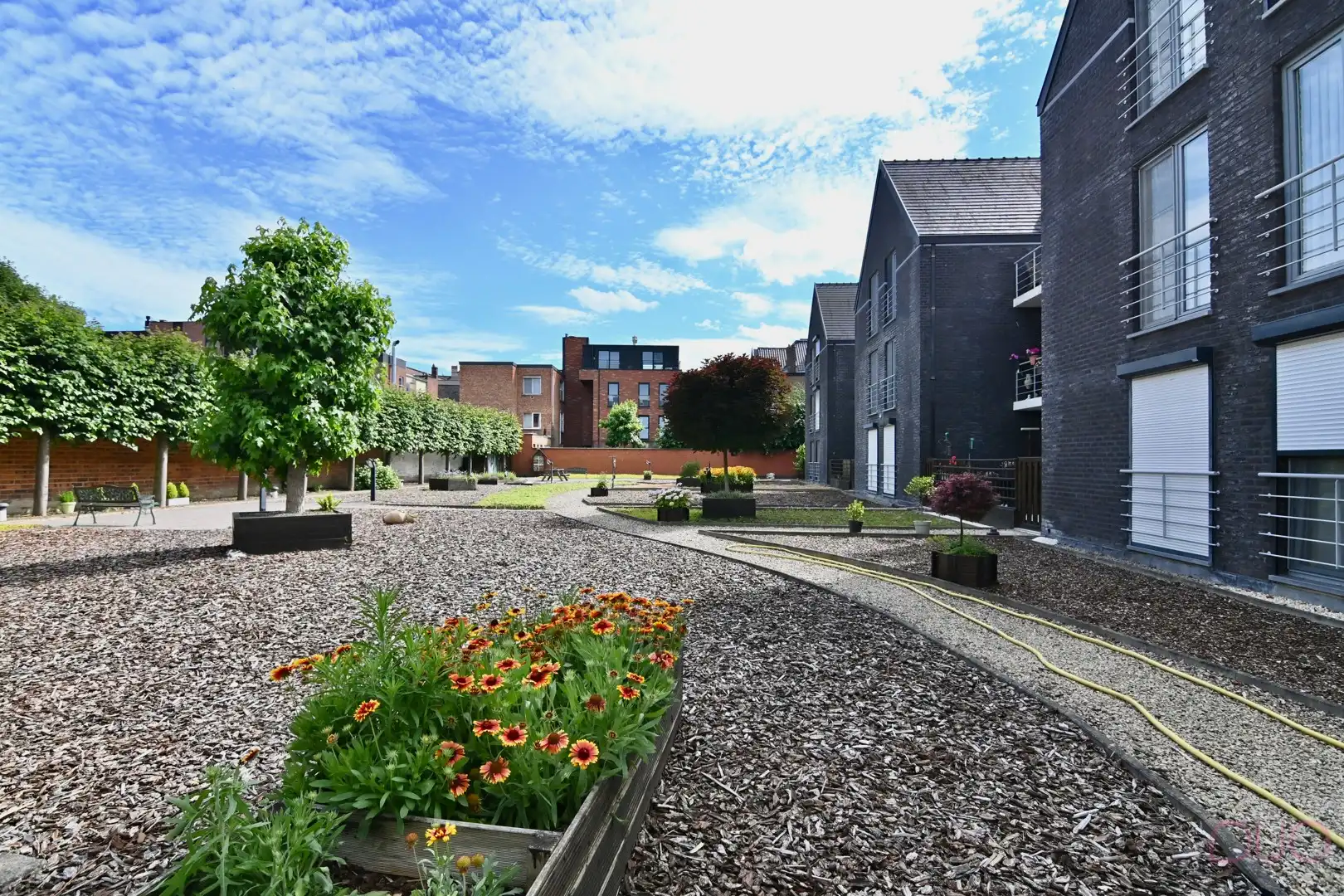 Instapklaar duplex appartement met terras en garagebox op toplocatie in Sint-Truiden foto 2