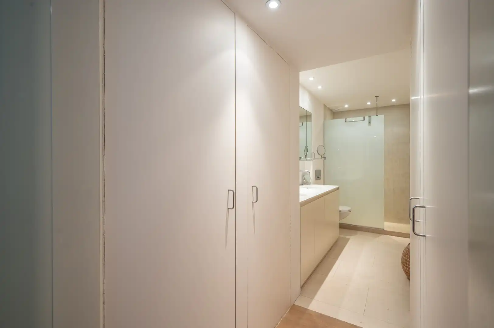 Prachtig appartement met frontaal zeezicht gelegen in hartje het Zoute met 6 meter gevelbreedte. foto 14