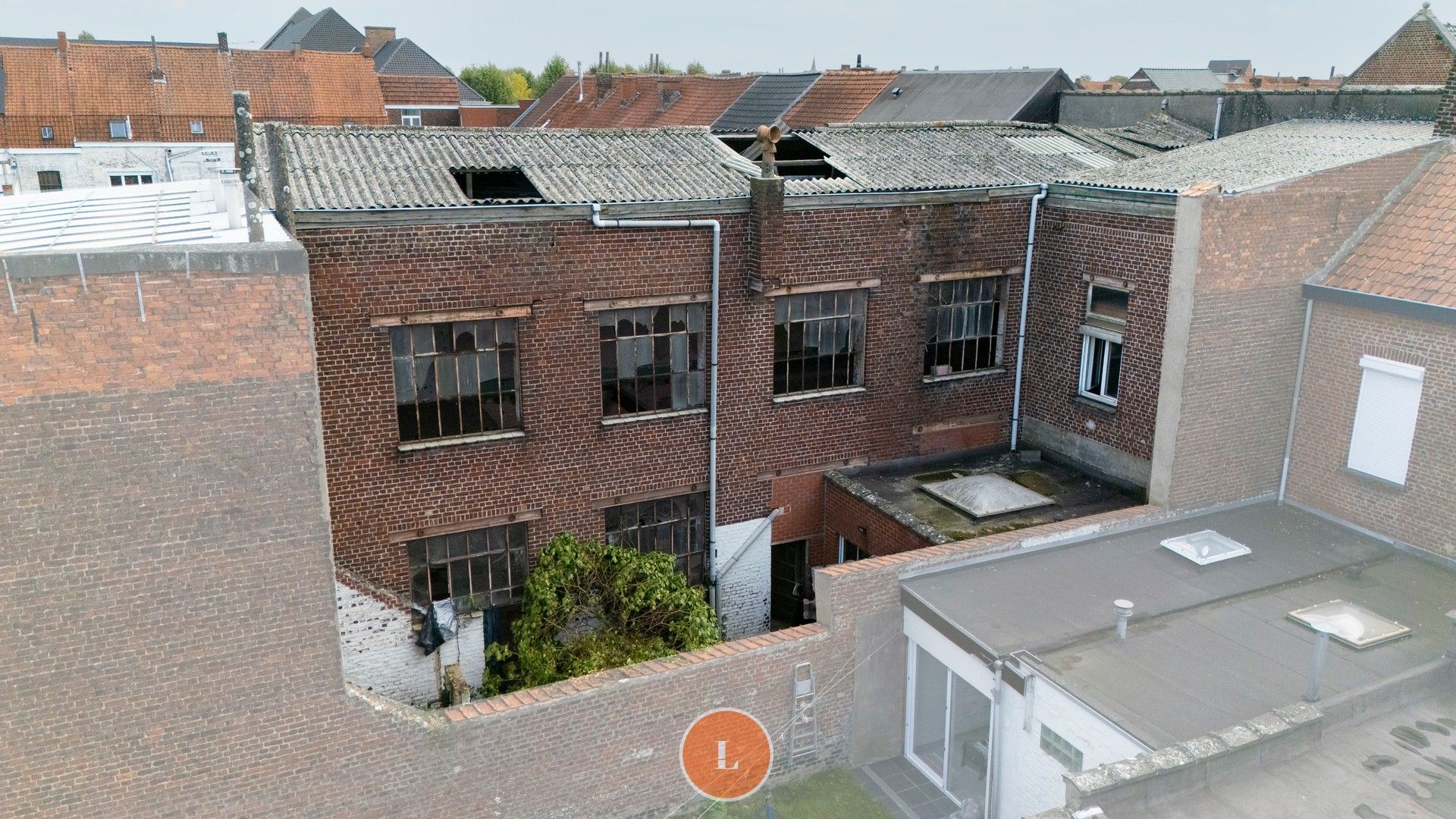 Uniek pand met geschiedenis in hartje Menen, voormalige Cinemazaal Theatre des Familles foto 8