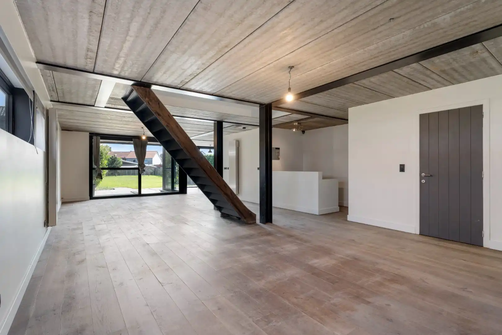 Recente, halfvrijstaande gezinswoning in een moderne bouwstijl op een perceel van 11a06ca! foto 3