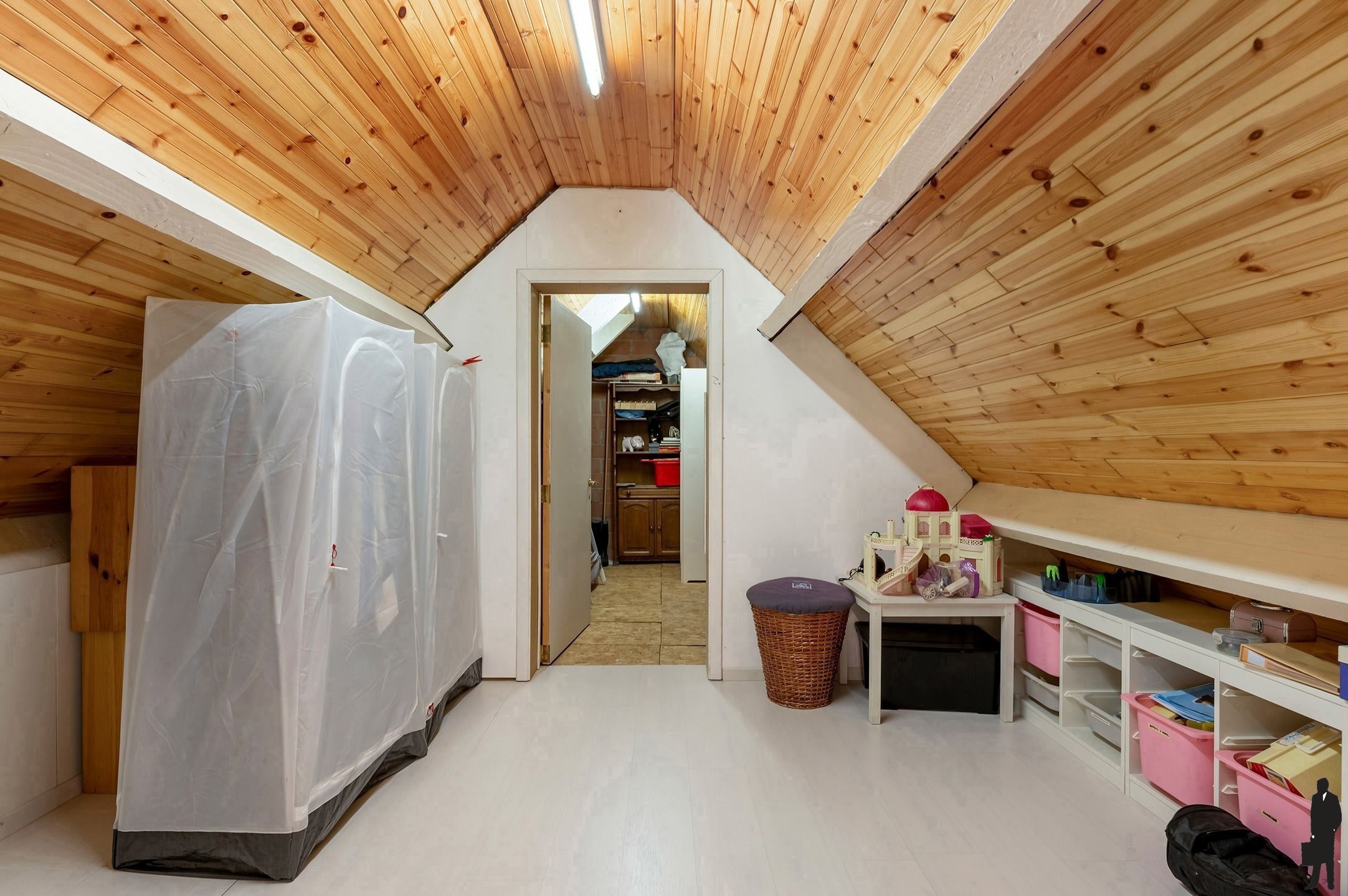 Ruime woning (ca. 225m²) met 3 grote slk’s, garage en mooie tuin op 726m² foto 17