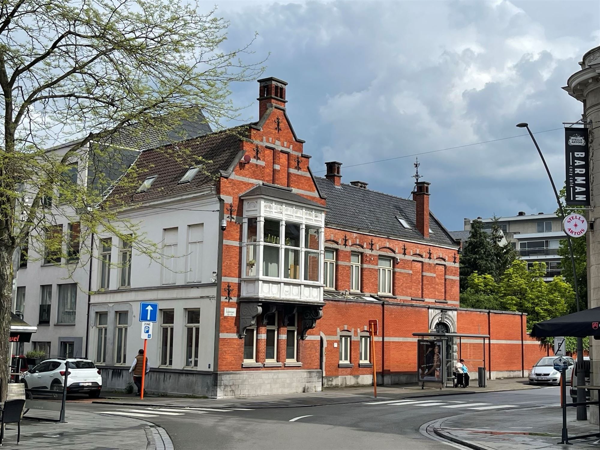 Herenhuis met bijgebouwen, terras, zwembad, garage en tuin foto 2