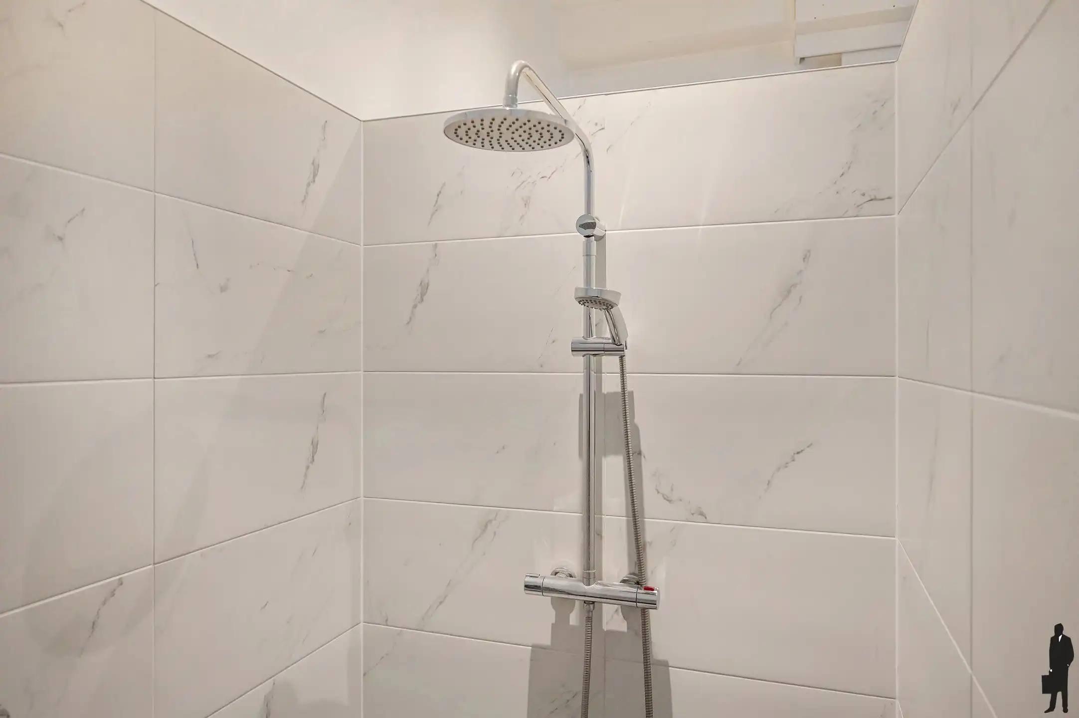 Authentiek appartement met hoge plafonds en terras foto 18