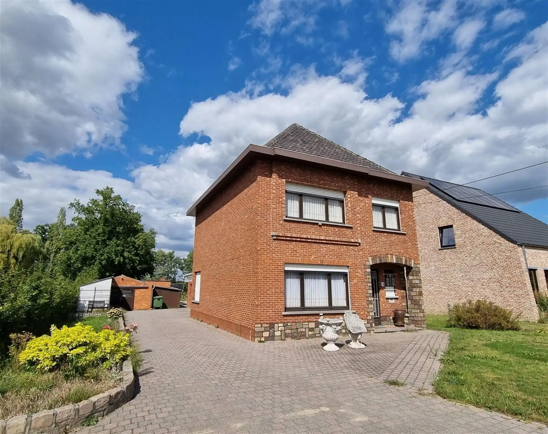 Woning met achterliggend magazijn op een totaal perceel van 19 are 58 ca. foto 2