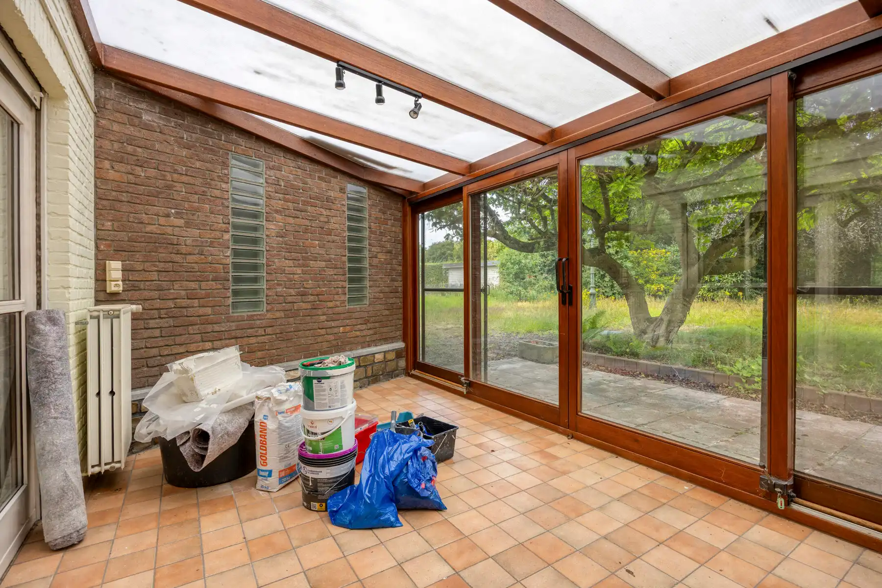 Open bebouwing met aangename tuin op strategische locatie foto 12