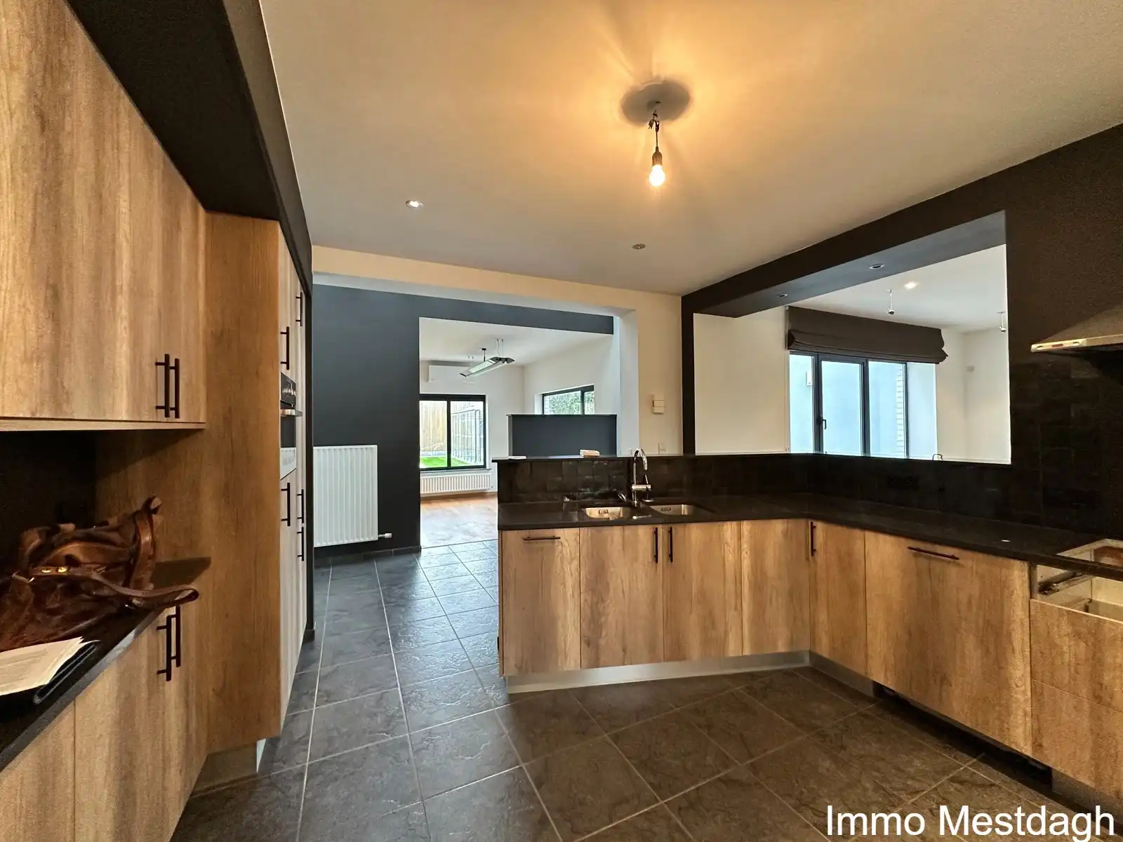 Gerenoveerde instapklare woning met tuin & terras & garages foto 13