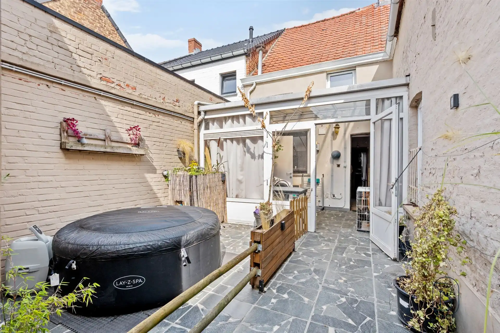 Rustig gelegen gezinswoning met 4 slk, garage en tuin foto 2