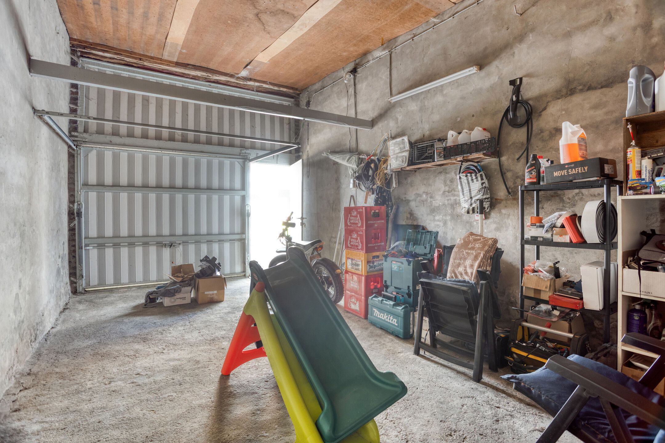 Ruime, deels gerenoveerde woning met veel potentieel foto 18