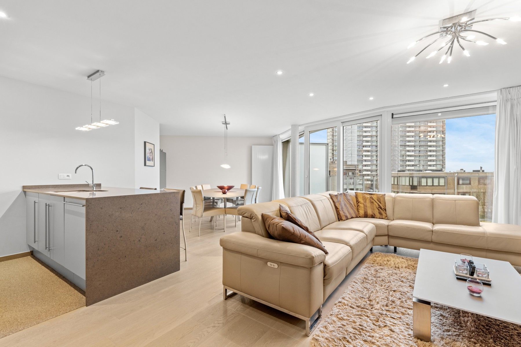 Ruim appartement met 2 terrassen en dubbele garage foto 3