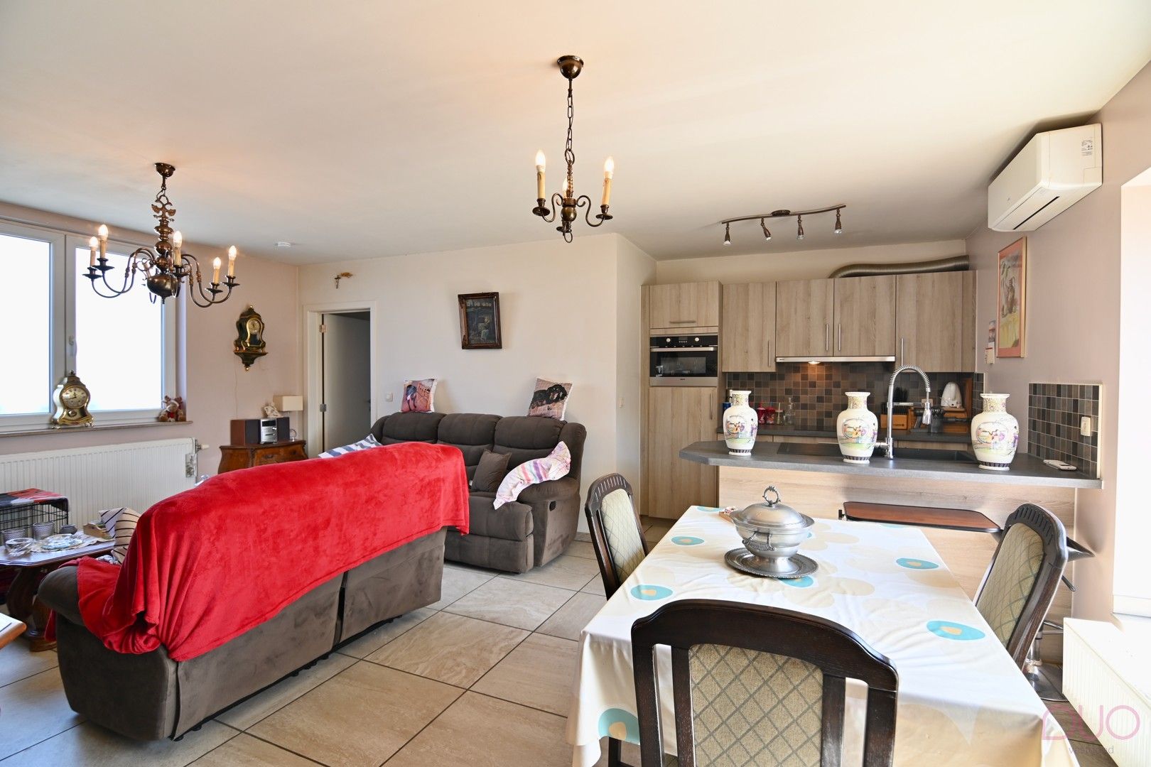 Ruime woning met 3 slaapkamers met uitbreidingsmogelijkheden. Achterliggend 3 garages en loods in Sint-Truiden foto 4