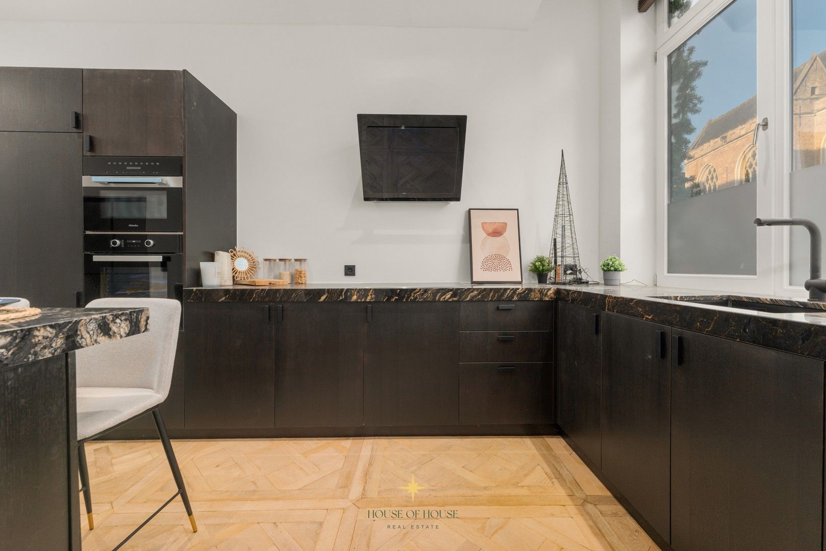 Subliem gerenoveerde stadswoning in een uitzonderlijk historisch kader rond de Onze-Lieve-Vrouwekerk foto 5