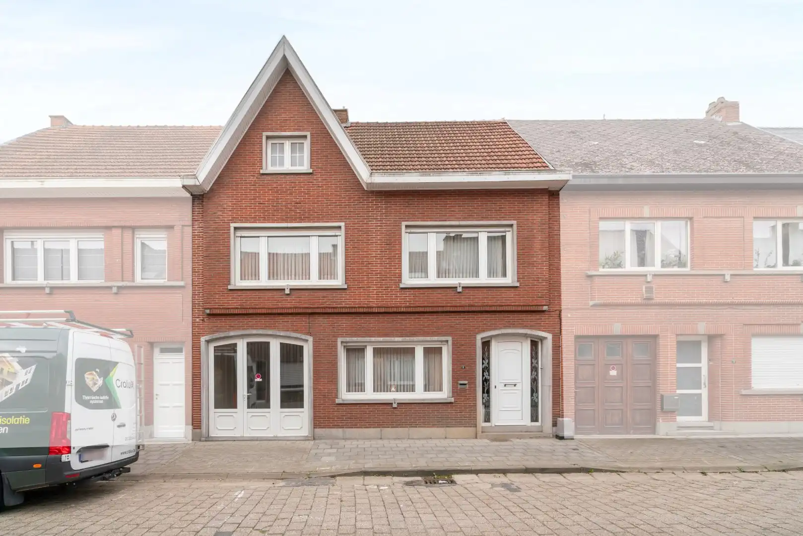 Te renoveren rijwoning met 3 slaapkamers, garage en tuin  foto {{pictureIndex}}