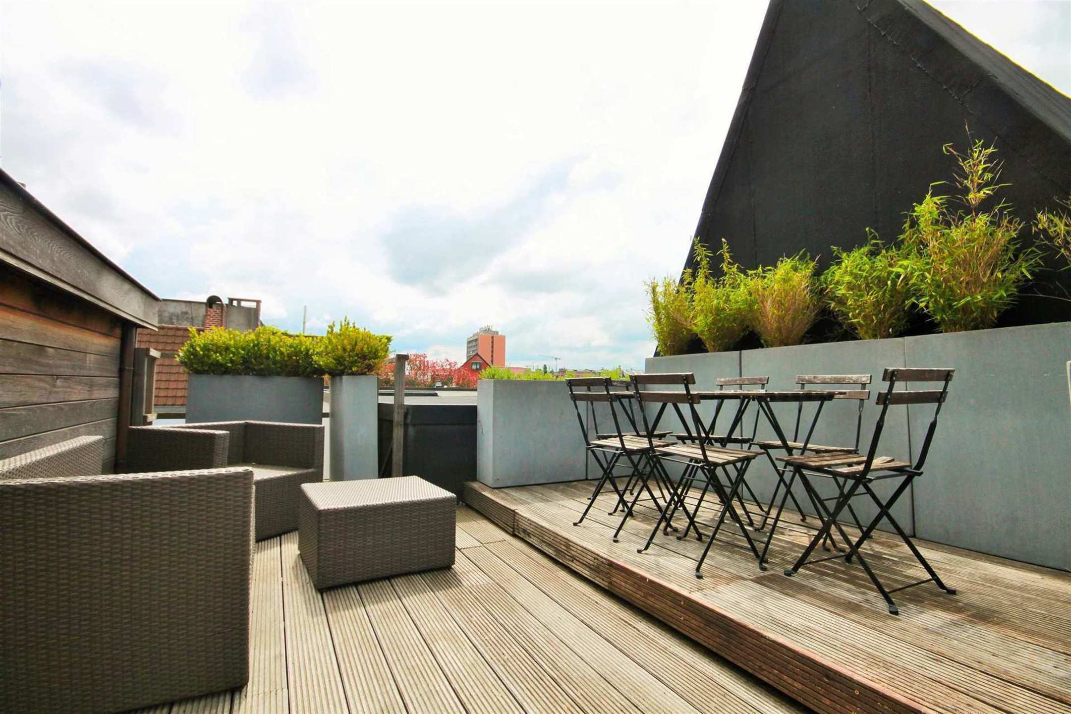 Ruim en zonnig appartement met Z-terras in hartje Antwerpen. foto {{pictureIndex}}