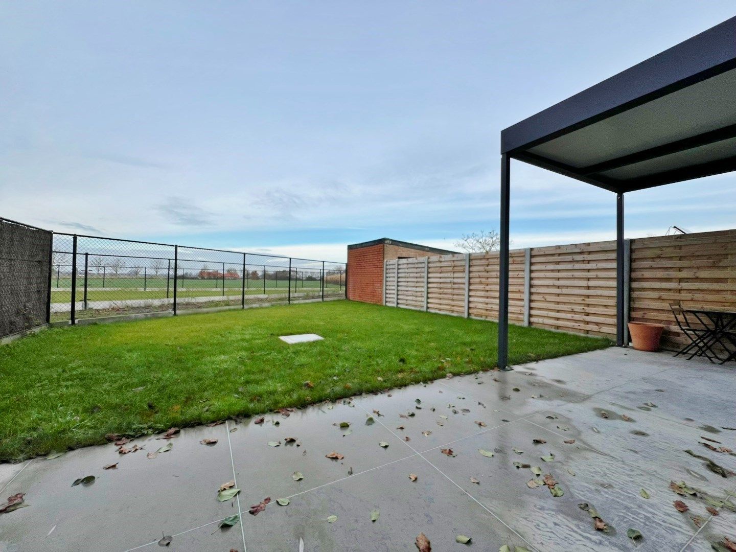 Nieuwbouwwoning met 3 slaapkamers, carport en afgesloten tuin met terras.  foto 17