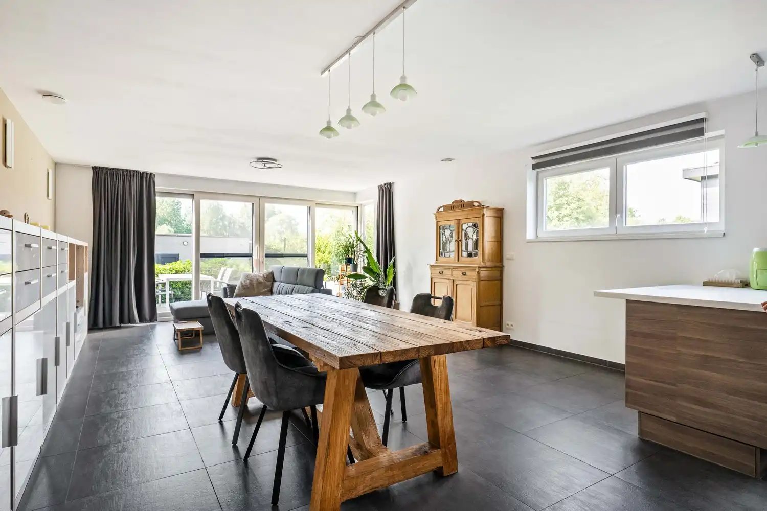 Ruim, energiezuinig appartement met souterrain, 4 slaapkamers, tuin en aanhorende grond in Wijnegem! foto 11