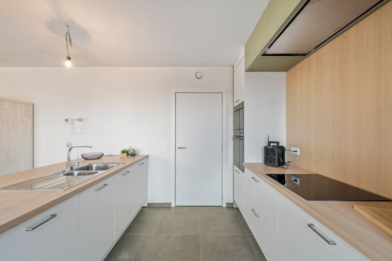 Roeselare nabij Station : Penthouse appartement met 2 slpks en zolder op de derde verdieping van een nieuw gebouwde Residentie genaamd "Residentie Arena" opp 110 m² foto 6