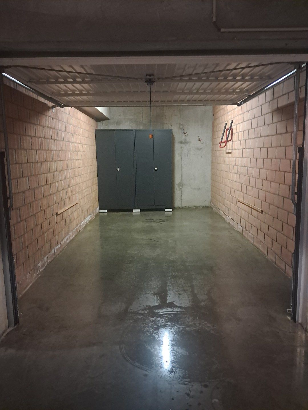 Garagebox in res. Gilbert Deman, Sint-Idesbald op 150 m. van zeedijk foto {{pictureIndex}}