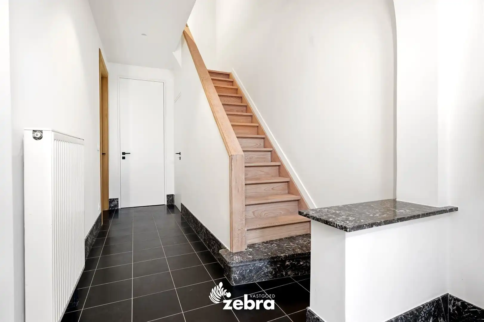 Kwalitatief gerenoveerde herenwoning met garage te Sint-Elisabeth Kortrijk! foto 3