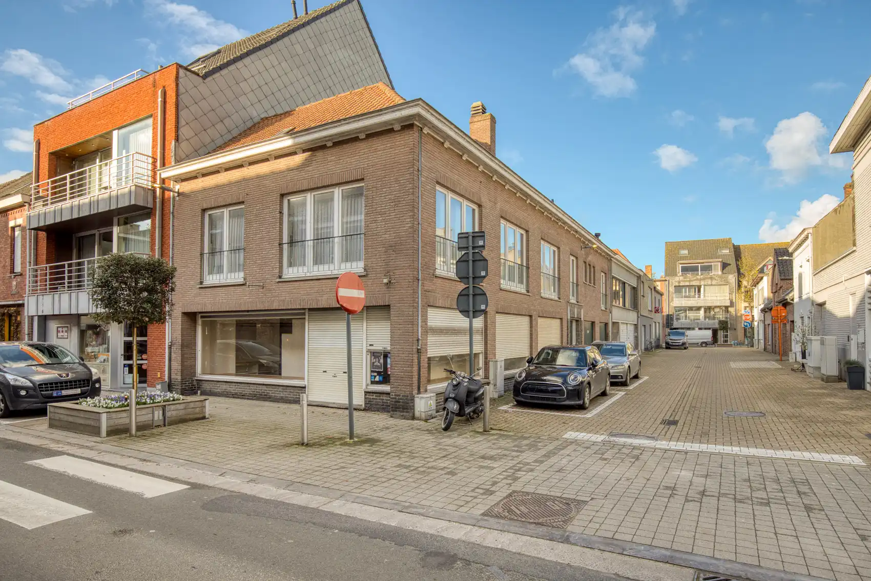 Handelshuis met ruim appartement en 2 garages foto 3