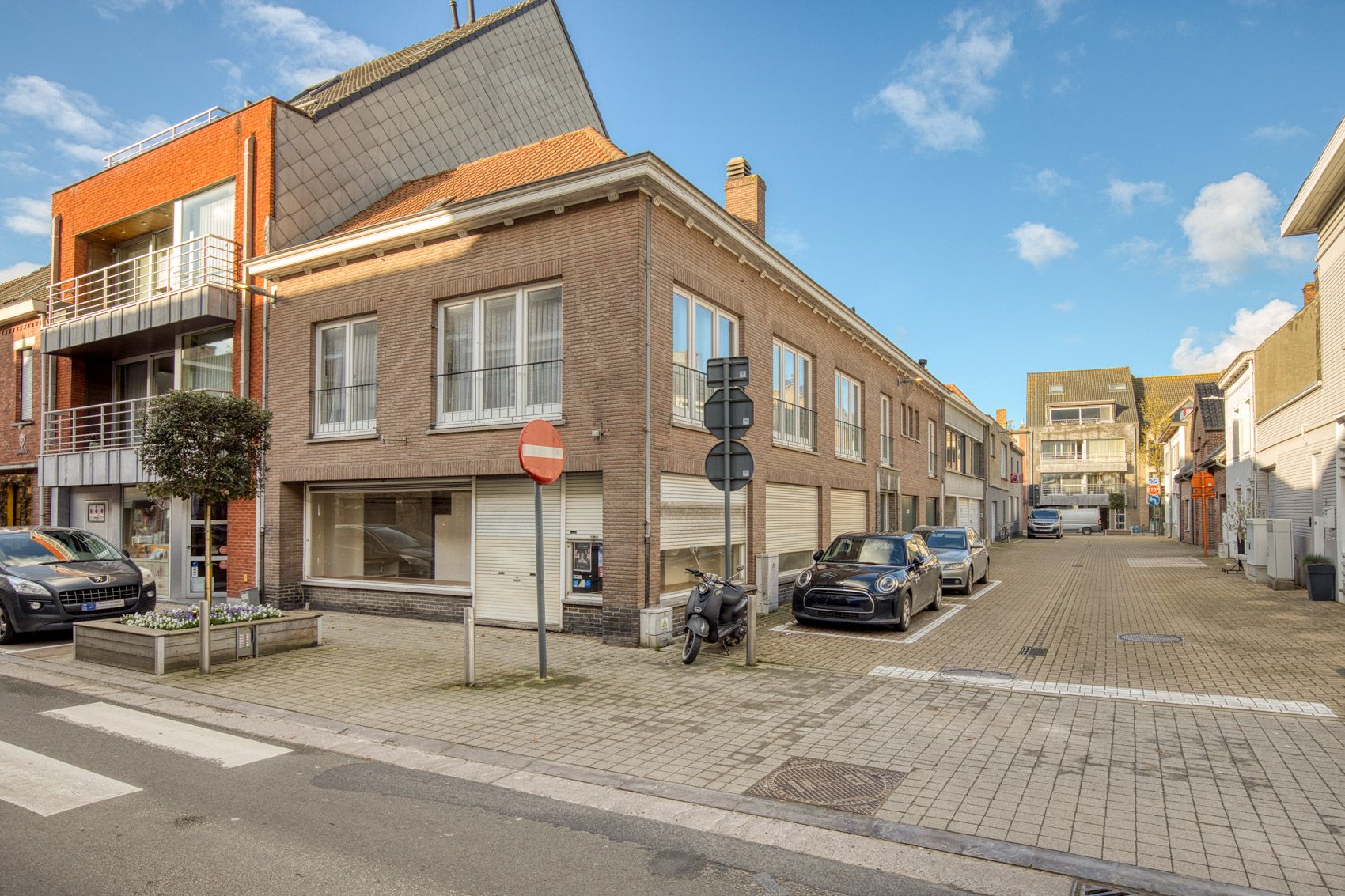 Handelshuis met ruim appartement en 2 garages foto 3