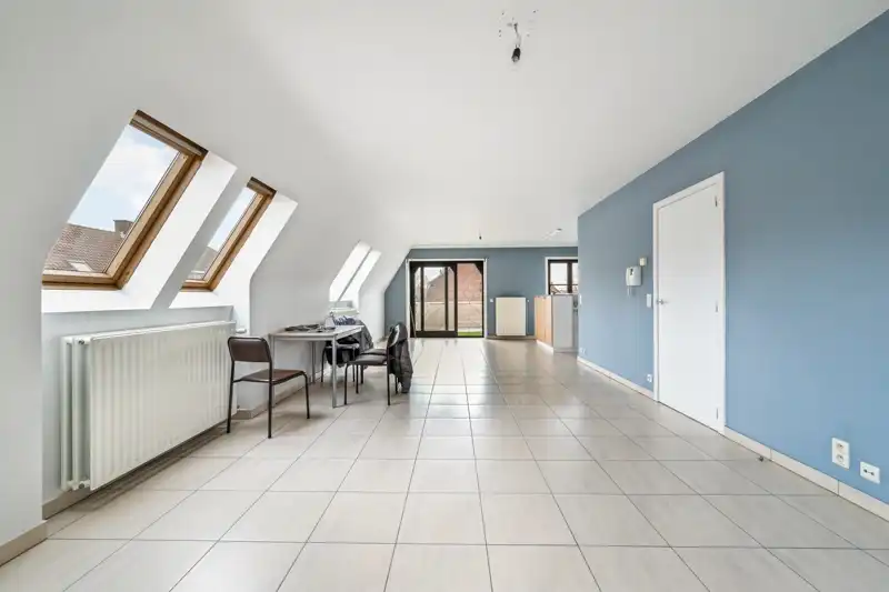 Roeselare : Ruim en lichtrijk hoekappartement gelegen op de tweede verdieping in een aangenaam woonerf met 1 slpks 83 m². foto 5