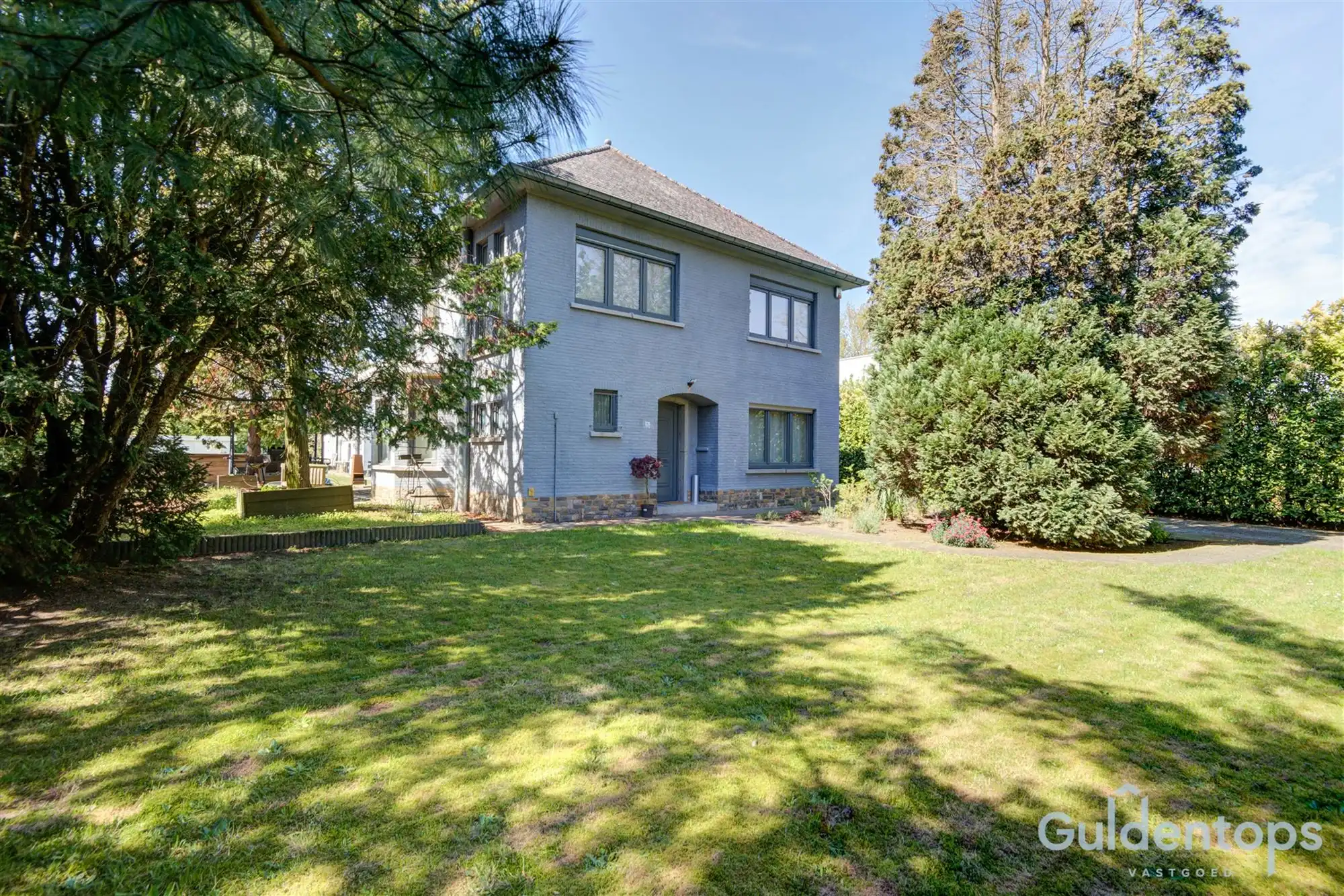 Vrijstaande woning met atelier op perceel van 1776m2 foto {{pictureIndex}}