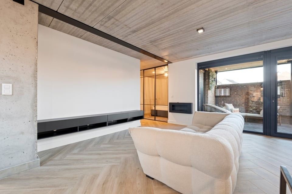 PRACHTIG GERENOVEERD APPARTEMENT MET GARAGE TE HUUR MIDDENIN HET CENTRUM VAN SINT-TRUIDEN foto 3