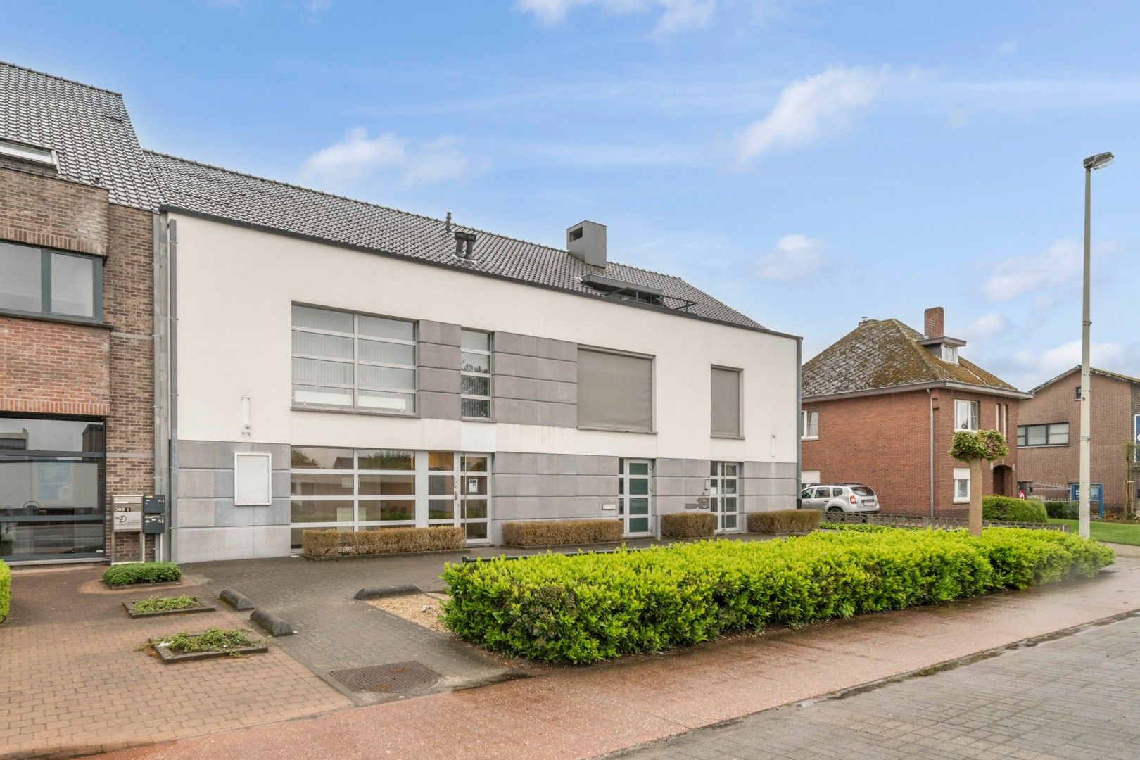 Ruim bedrijfsgebouw te koop foto {{pictureIndex}}
