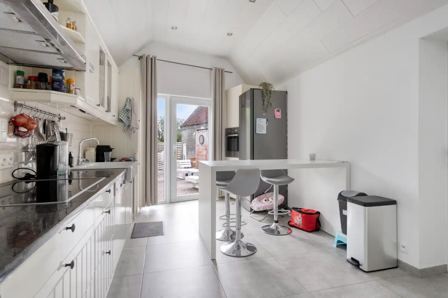 Charmante halfopen woning te koop in Oostkamp - Perfect voor wie een instapklare woning zoekt in een centrale omgeving! foto 4