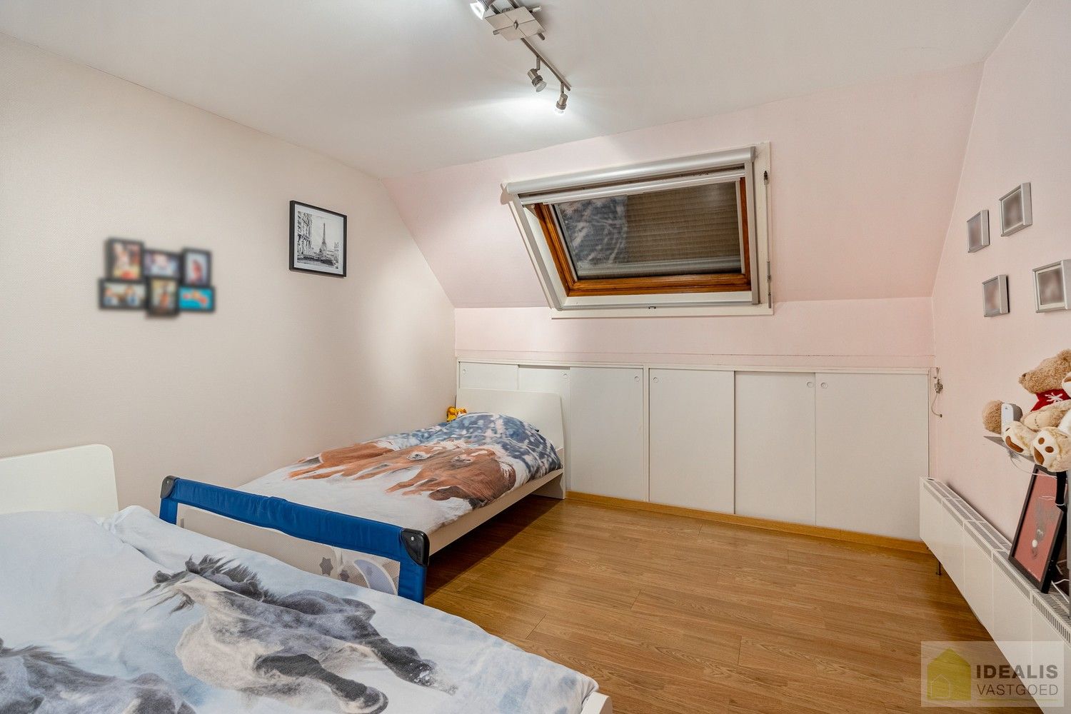 IDEALIS VASTGOED - Aangenaam instapklaar duplexappartement met winkelruimte/werkatelier te Opitter, Bree. Dit ruime duplexappartement omvat +-140 m² netto bewoonbare oppervlakte. Dit multifunctionele pand biedt tal van mogelijkheden dankzij de winkelruimte/het werkatelier van maar liefst +-200m² die vroeger dienst deed als slagerij. Uiterst geschikt voor kandidaten op zoek naar een instapklare woonruimte mét handelsruimte op een gunstige locatie midden in hartje Opitter, Bree! Mogelijkheid wijziging tot ééngezinswoning mits het verkrijgen van een omgevingsvergunning. foto 20