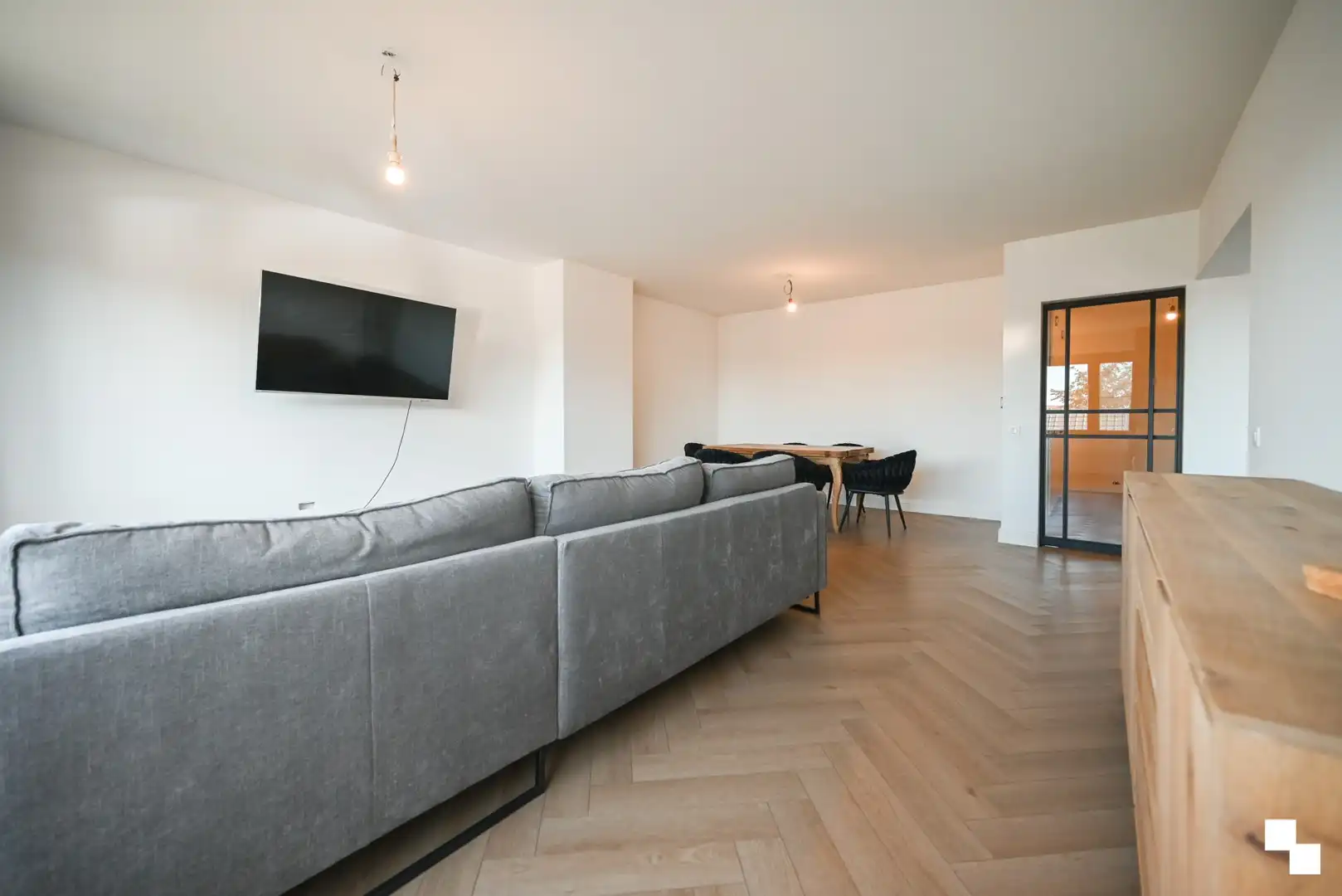 Volledig gerenoveerd appartement met drie slaapkamers te centrum Izegem foto 14