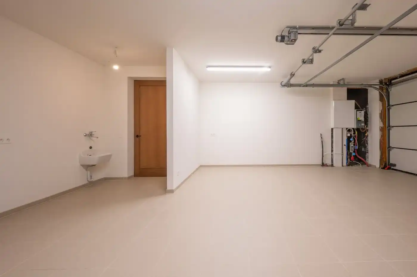 Alleenstaande nieuwbouwvilla met aangename volumes foto 24