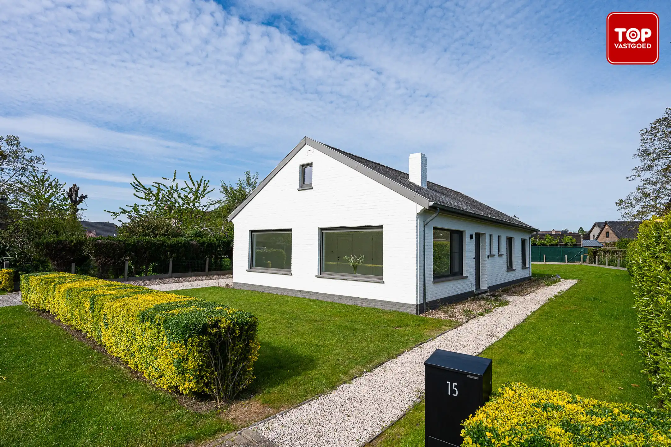 Instapklare open bebouwing met mooie tuin en gelijkvloers karakter.  foto {{pictureIndex}}