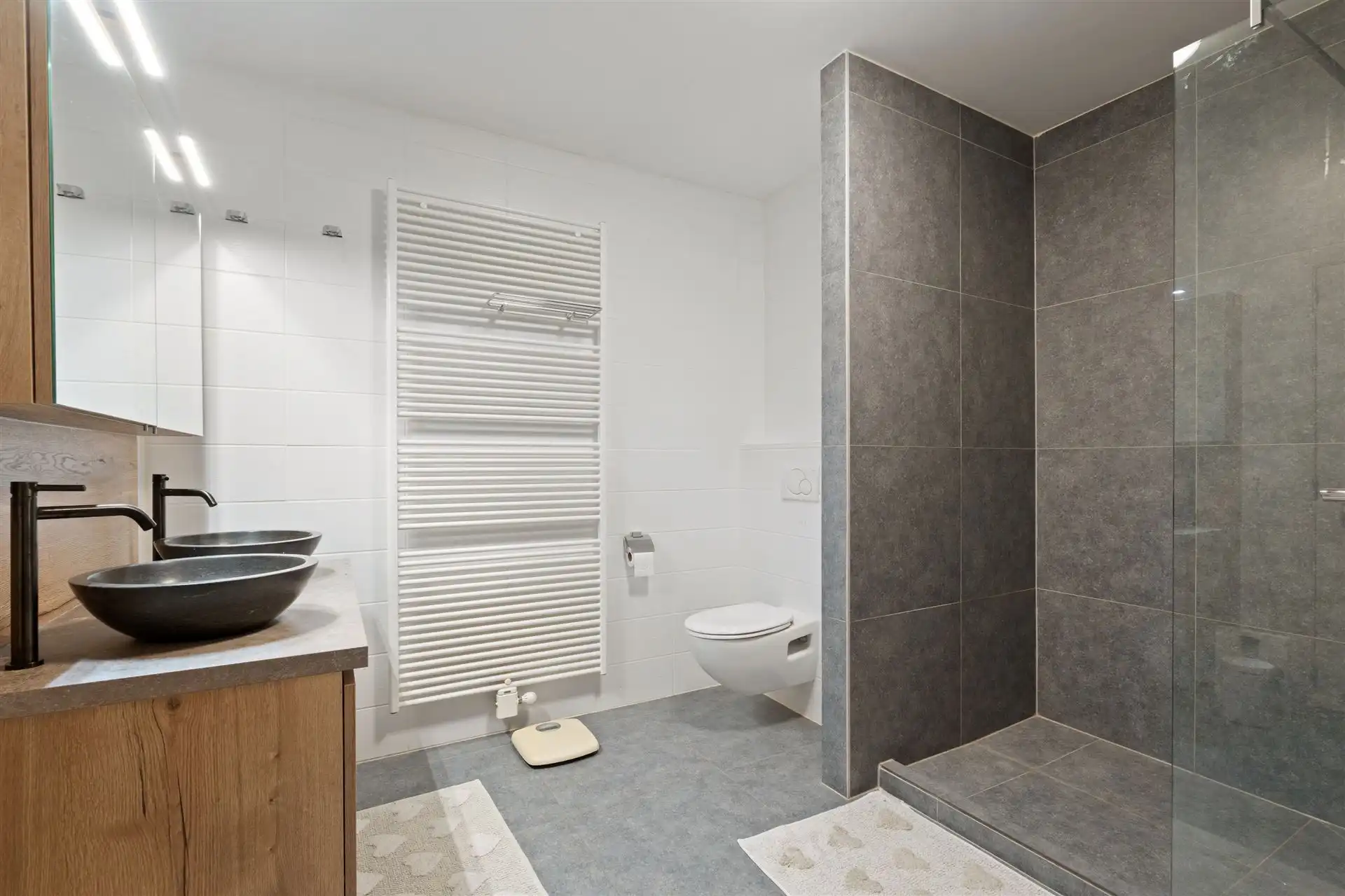 RUIM / 2 SLAAPKAMERS/ GARAGE foto 9