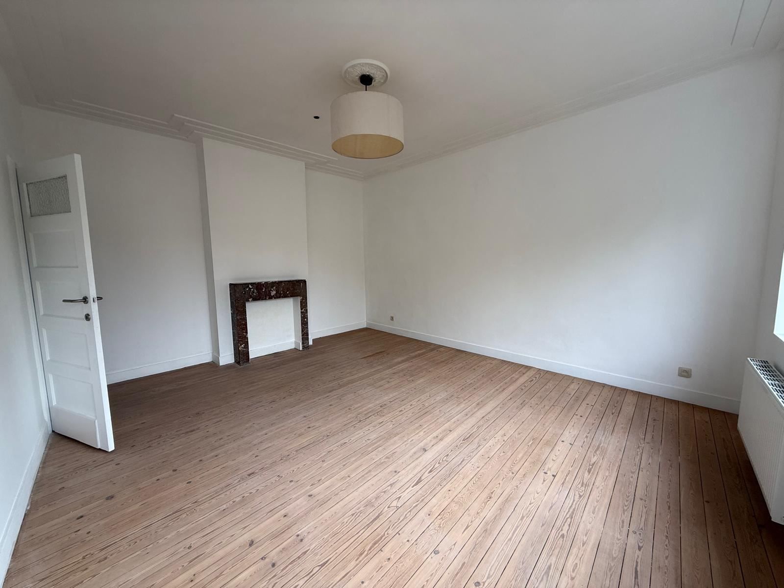 2 SLPK appartement te huur op de 3de verdieping, gelegen op het Falconplein  foto {{pictureIndex}}