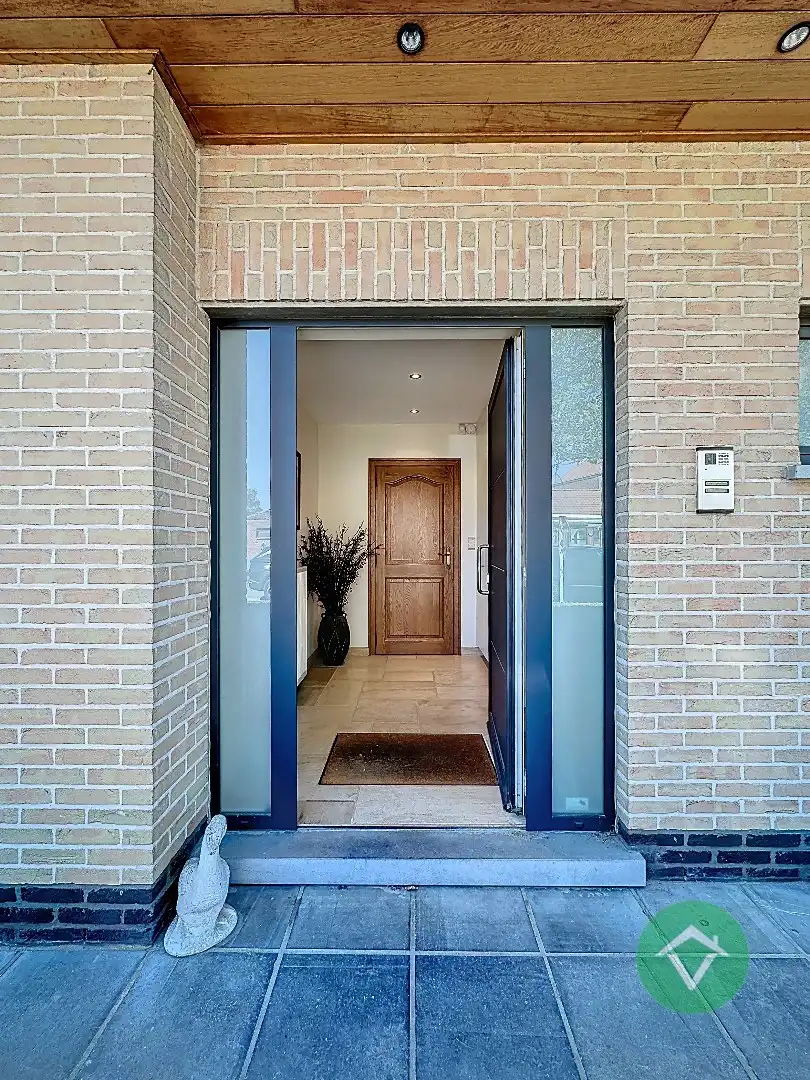 Ruime gezinswoning met dubbele garage in Koekelare foto 3