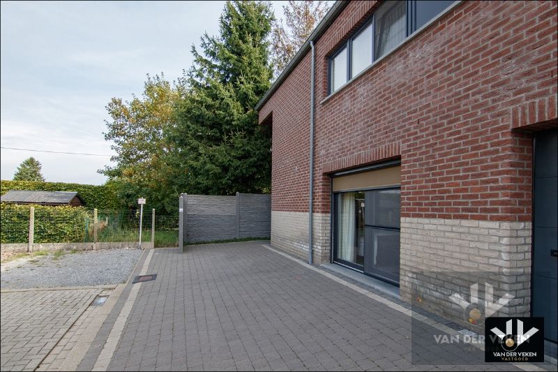 Ruime gezinswoning met kangoeroemogelijkheid in rustige, doodlopende straat foto 2