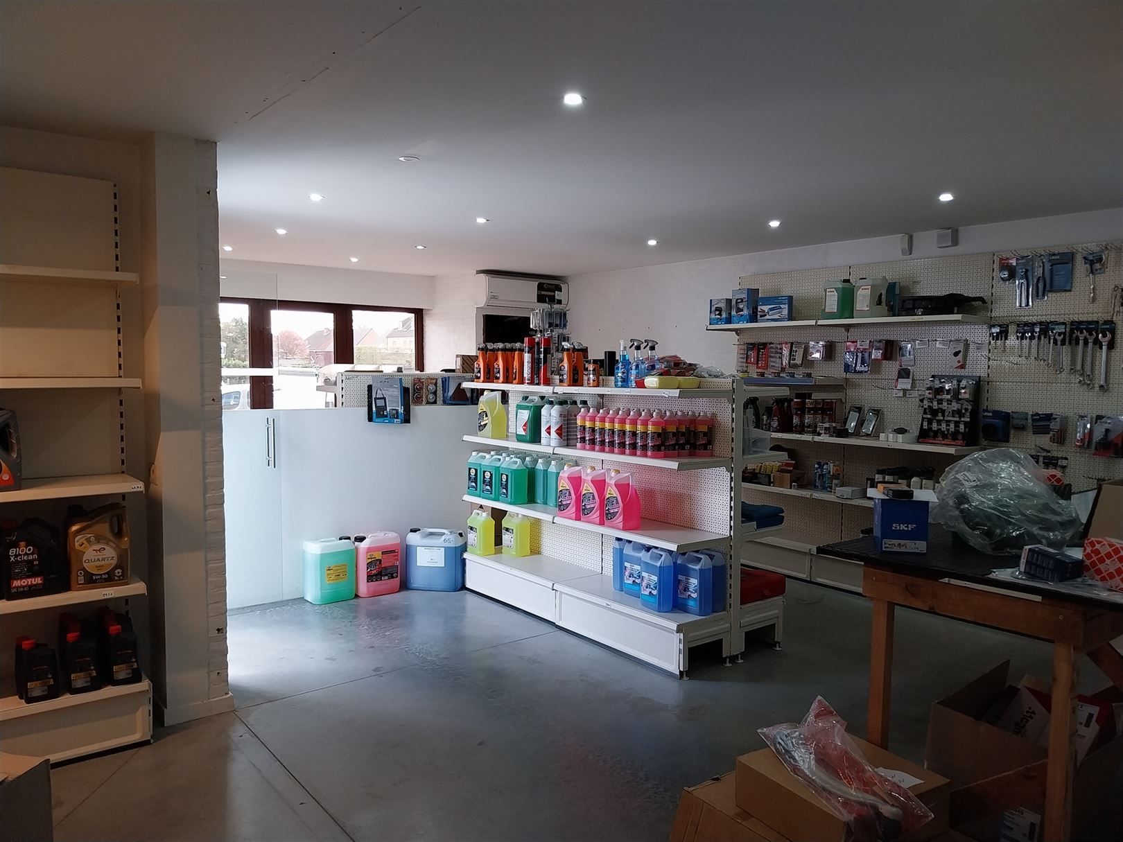 TE HUUR: Handelspand met ruim magazijn op gunstige locatie in Heusden!  foto 6