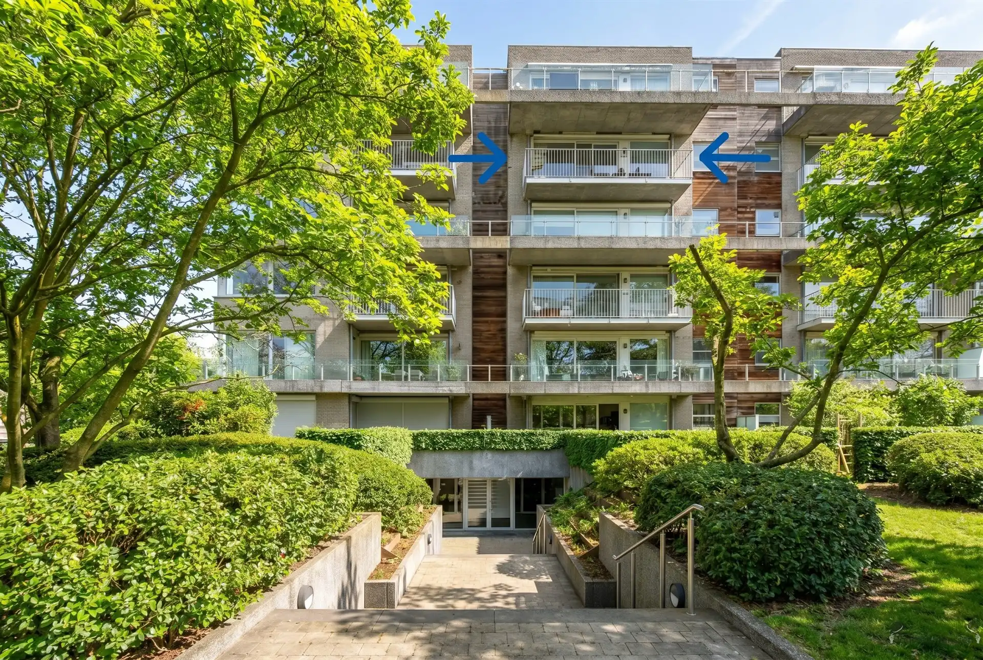 Ruim appartement met 3 slpk's, terras en 2 ondergrondse staanplaatsen foto {{pictureIndex}}
