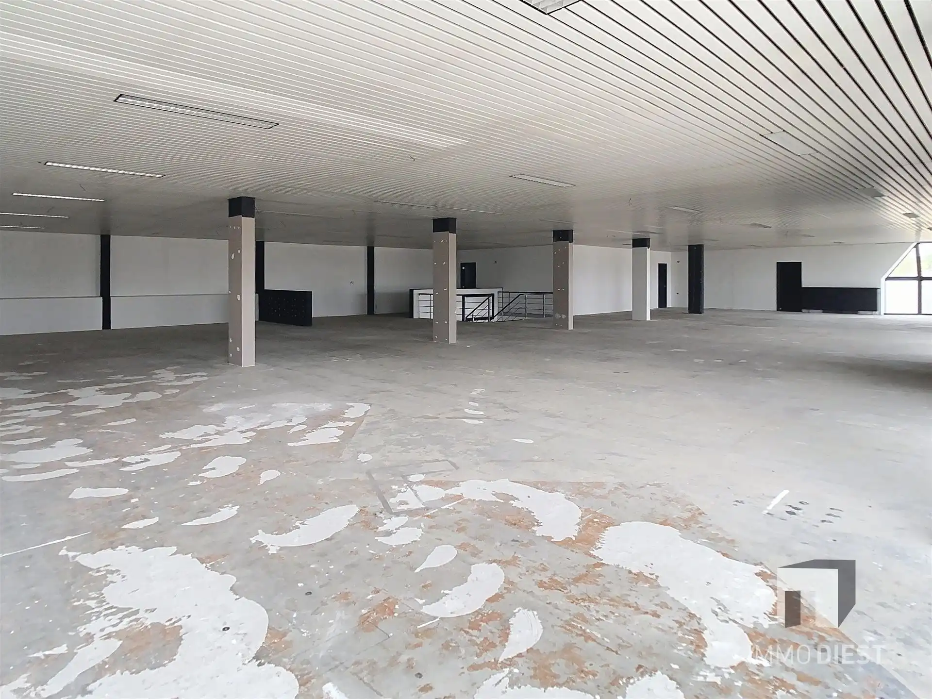 Handelspand van 1181m2 met ruime parking langs verbindingsweg foto 15