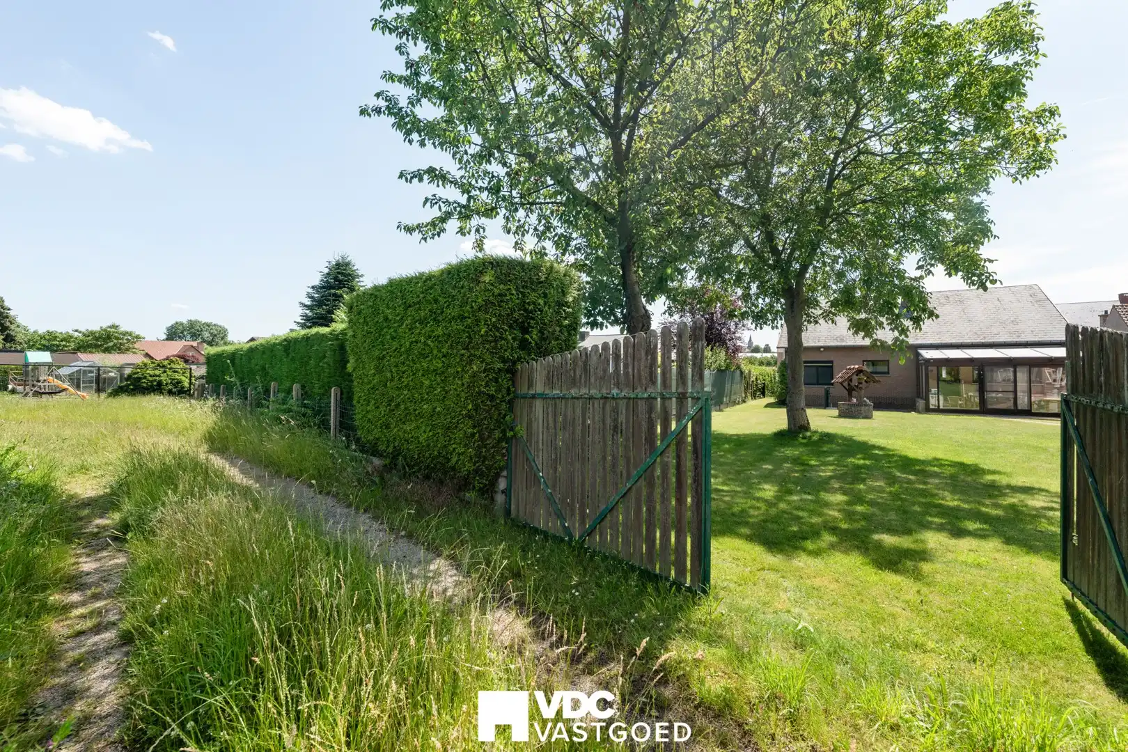 Ruime gelijkvloerse woning op een perceel van bijna 10 are foto 3
