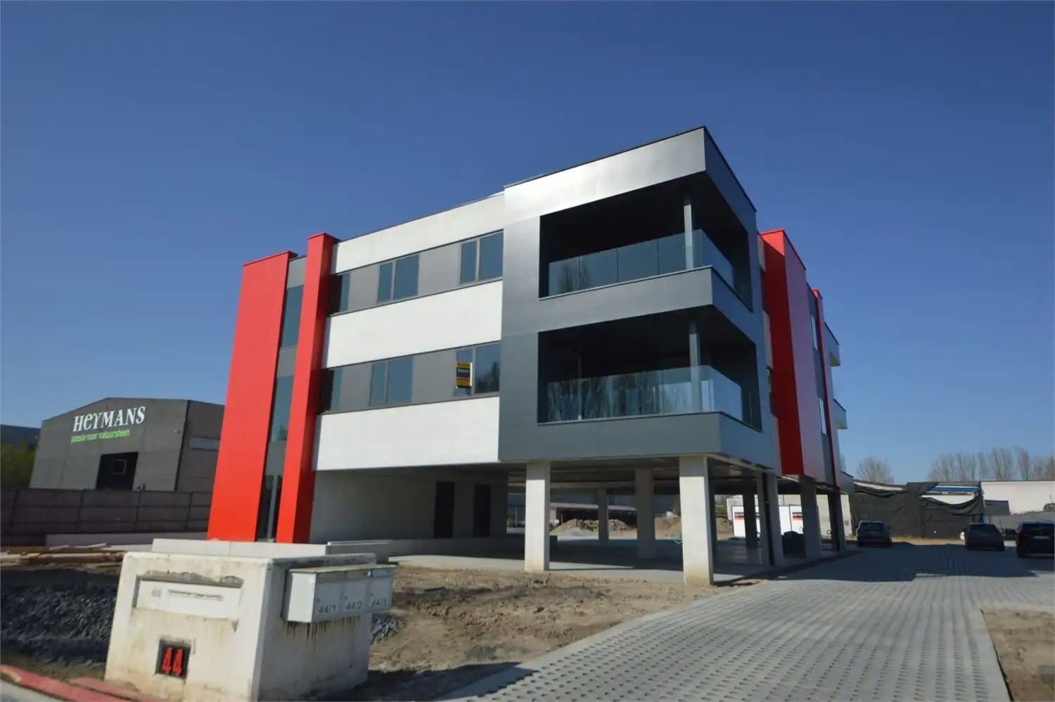 NIEUWBOUWKANTOREN MET PARKING NABIJ E40 foto 33
