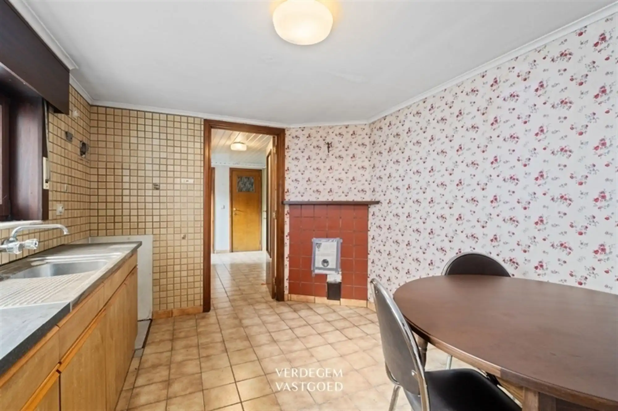 Halfopen woning met 2 slaapkamers, tuin en oprit naar achterliggende garage foto 7