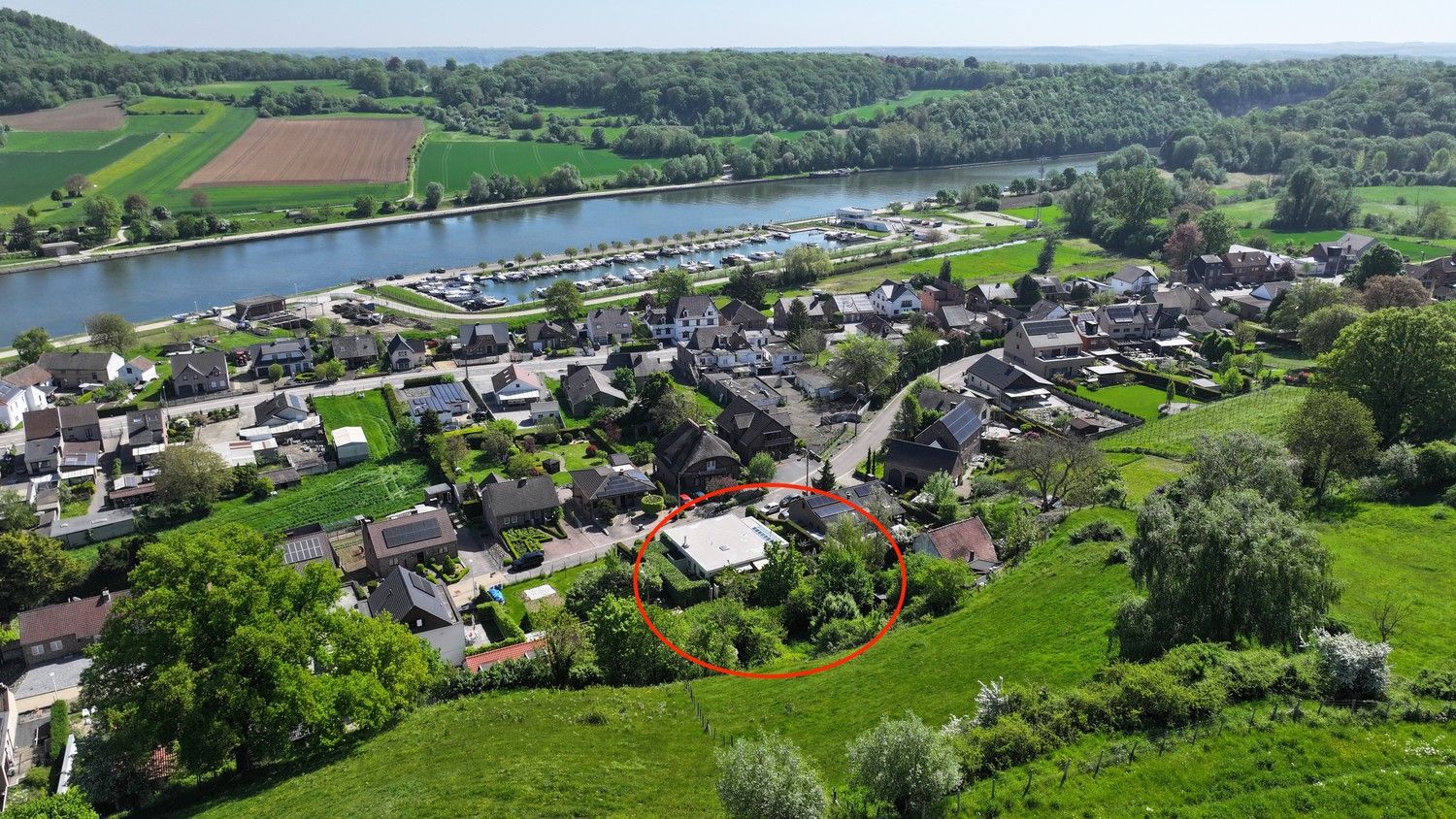 Charmante, instapklare bungalow met 3 slaapkamers en inpandige garage, schitterend gelegen tegen de bergrug van Kanne foto 4