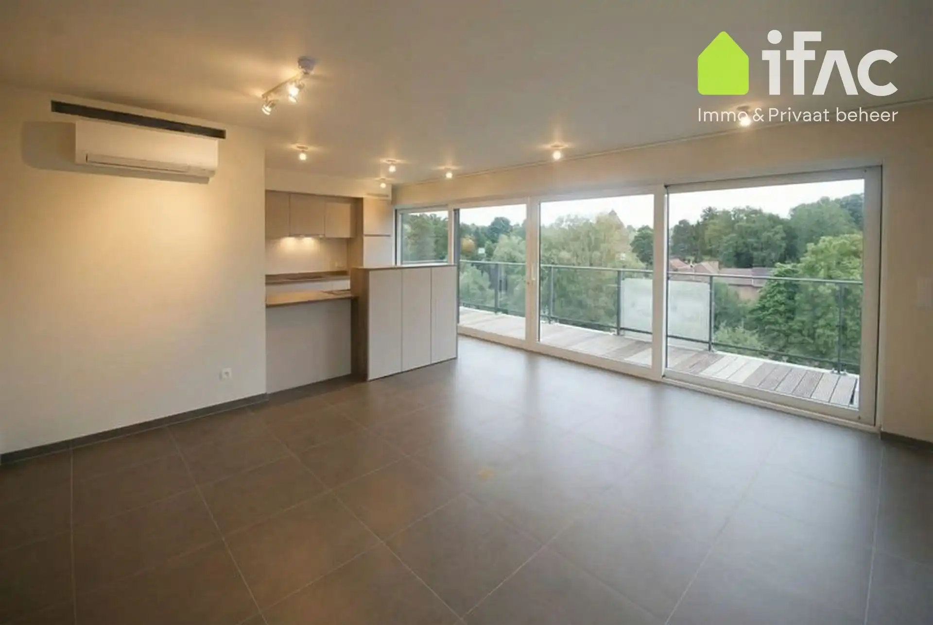 Lichtrijk penthouse appartement met ruim terras foto 2