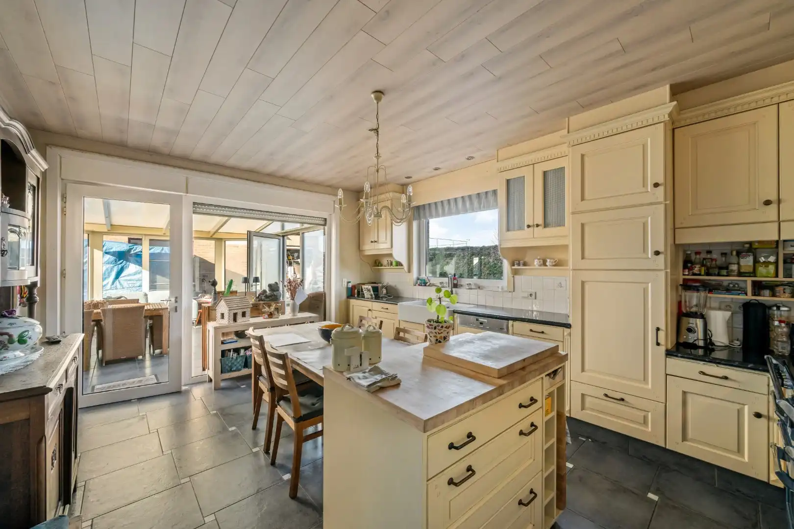 Instapklare woning met 4 slaapkamers, garage en tuin in Sint-Eloois-Winkel (Ledegem) foto 6