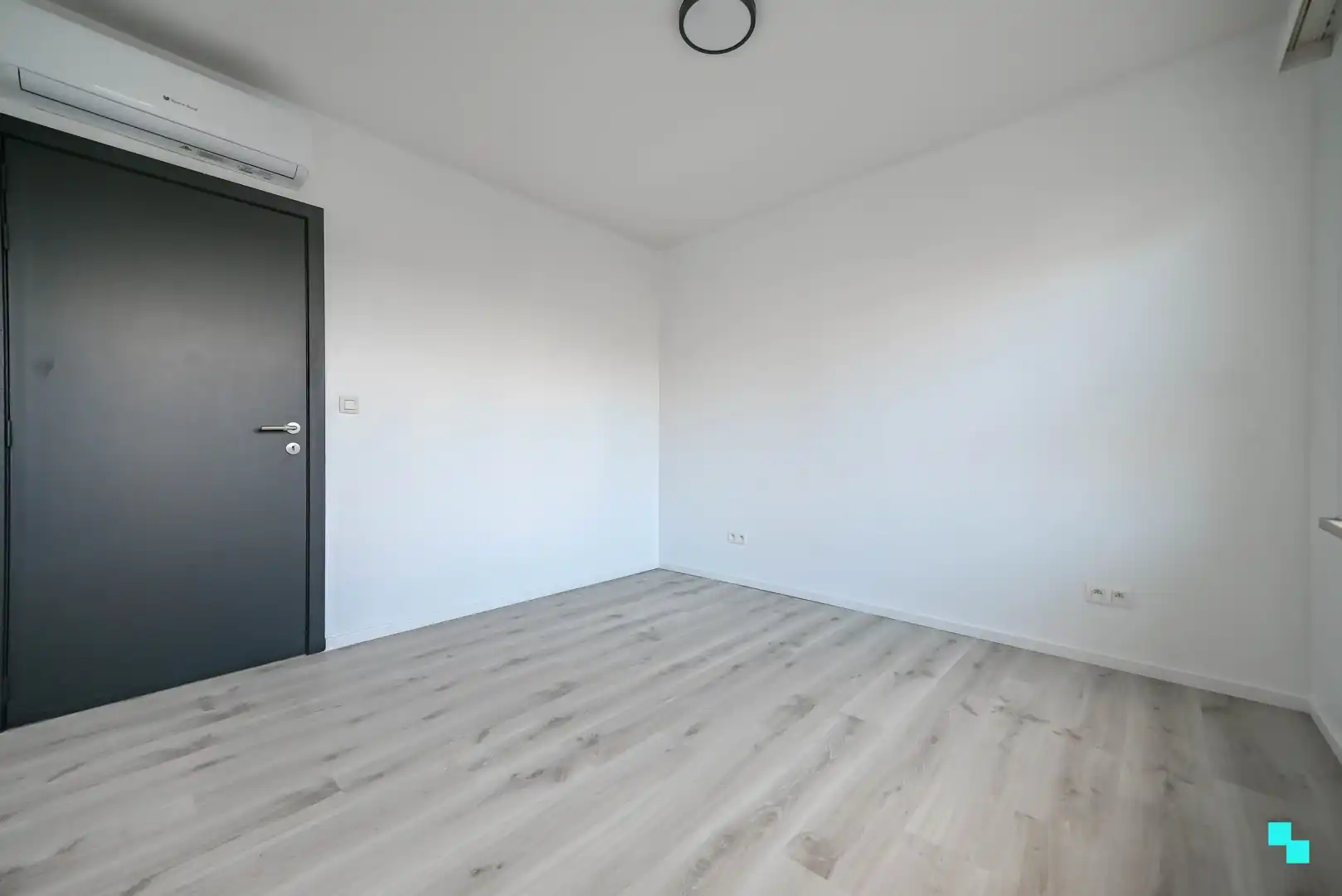 Gerenoveerd appartement met twee slaapkamers in centrum Tielt foto 14